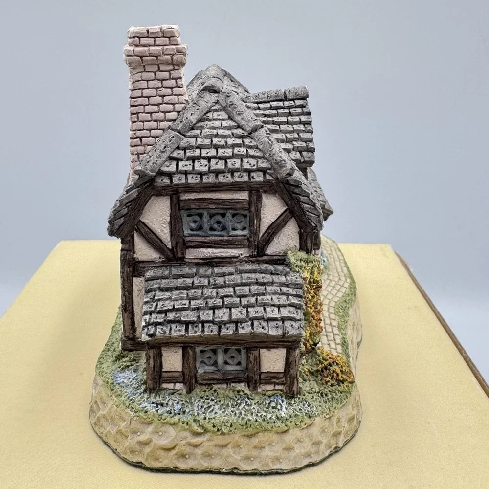 David‎ Winter Cottages The Bull and Bush December 1989, Original Box & COA